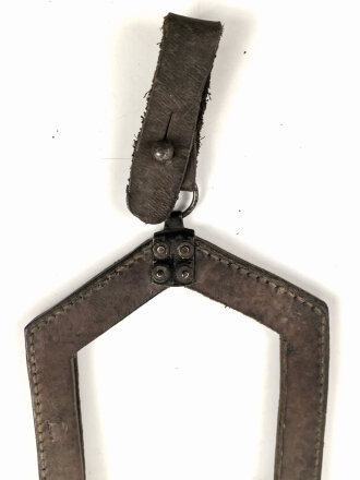 Trageleder für Spaten Modell 1878 System Linnemann. So unter anderem von Österreich / Ungarn und Tschechoslowakei geführt. UIngereinigt
