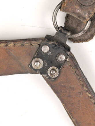 Trageleder für Spaten Modell 1878 System Linnemann. So unter anderem von Österreich / Ungarn und Tschechoslowakei geführt. UIngereinigt