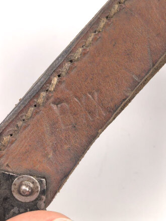 Trageleder für Spaten Modell 1878 System Linnemann. So unter anderem von Österreich / Ungarn und Tschechoslowakei geführt. UIngereinigt