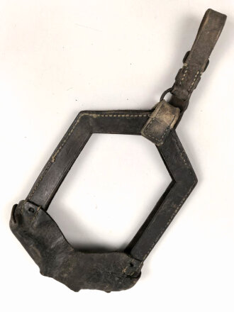Trageleder für Spaten Modell 1878 System Linnemann. So unter anderem von Österreich / Ungarn und Tschechoslowakei geführt. UIngereinigt