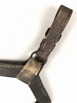 Trageleder für Spaten Modell 1878 System Linnemann. So unter anderem von Österreich / Ungarn und Tschechoslowakei geführt. UIngereinigt