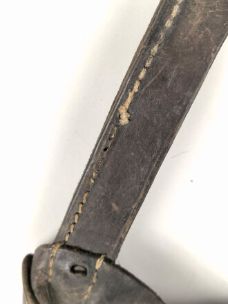 Trageleder für Spaten Modell 1878 System Linnemann. So unter anderem von Österreich / Ungarn und Tschechoslowakei geführt. UIngereinigt