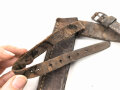 Spatenleder ohne Markierung, eine Tragschlaufe oben mittig. Ungereinigtes Stück