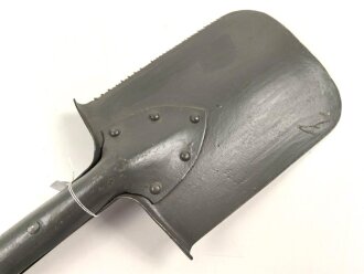 Spaten mit Säge ohne Herstellerbezeichnung, allem Anschein nach original lackiertes Stück