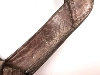 Spatenleder ohne Markierung. Ungereinigtes Stück