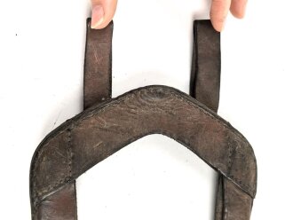 Spatenleder ohne Markierung. Ungereinigtes Stück