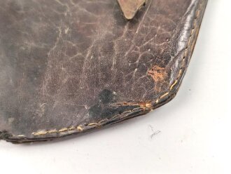 Spatenleder ohne Markierung. Ungereinigtes Stück