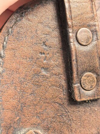 Spatenleder ohne Markierung. Ungereinigtes Stück
