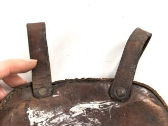 Spatenleder ohne Markierung. Ungereinigtes Stück