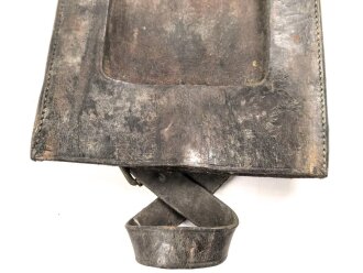 Spatenleder datiert 1917 unter Krone. Ungereinigtes Stück