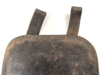 Spatenleder datiert 1908? unter Krone. Ungereinigtes Stück
