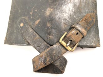 Spatenleder datiert 1908? unter Krone. Ungereinigtes Stück