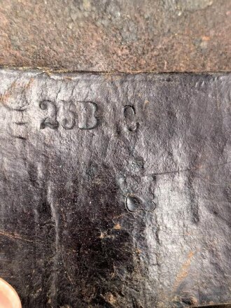 Spatenleder datiert 1908? unter Krone. Ungereinigtes Stück