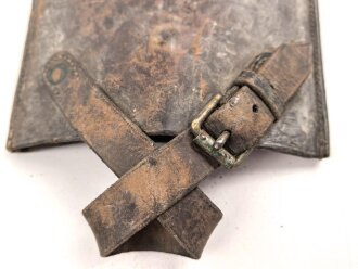 Spatenleder datiert 1915  unter Krone. Ungereinigtes Stück