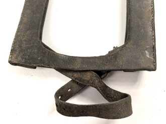 1. Weltkrieg, Spatentasche für den Spaten Modell 1874. Ungereinigtes Stück, die Koppelschlaufe vermutlich in der Zeit repariert