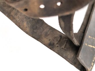 1. Weltkrieg, Spatentasche für den Spaten Modell 1874. Ungereinigtes Stück, die Koppelschlaufe vermutlich in der Zeit repariert, Leder angetrocknet