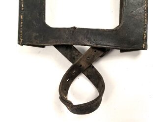 1. Weltkrieg, Spatentasche für den Spaten Modell 1874. Ungereinigtes Stück, die Koppelschlaufe vermutlich in der Zeit repariert, Leder angetrocknet