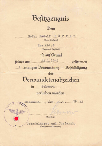 Wehrpaß und Verleihungsurkunden für einen Veterinär