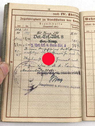 Wehrpaß und Verleihungsurkunden für einen Veterinär