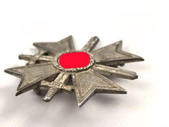 Kriegsverdienstkreuz 1. Klasse mit Schwertern, Buntmetall, guter Zustand
