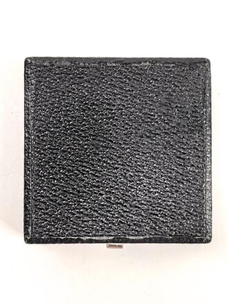 Etui zum Kriegsverdienstkreuz 1. Klasse mit Schwertern, frühe Ausführung mit eckigem Drücker,  guter Zustand