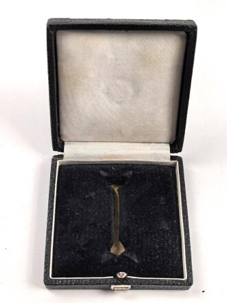 Etui zum Kriegsverdienstkreuz 1. Klasse mit Schwertern, frühe Ausführung mit eckigem Drücker,  guter Zustand