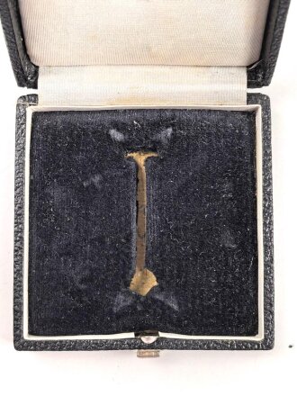 Etui zum Kriegsverdienstkreuz 1. Klasse mit Schwertern, frühe Ausführung mit eckigem Drücker,  guter Zustand