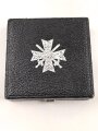 Etui zum Kriegsverdienstkreuz 1. Klasse mit Schwertern, frühe Ausführung mit eckigem Drücker,  guter Zustand