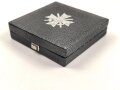 Etui zum Kriegsverdienstkreuz 1. Klasse mit Schwertern, frühe Ausführung mit eckigem Drücker,  guter Zustand