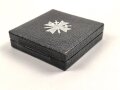 Etui zum Kriegsverdienstkreuz 1. Klasse mit Schwertern, frühe Ausführung mit eckigem Drücker,  guter Zustand