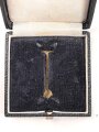 Etui zum Kriegsverdienstkreuz 1. Klasse mit Schwertern, frühe Ausführung mit eckigem Drücker,  guter Zustand