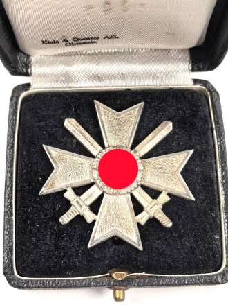 Kriegsverdienstkreuz 1. Klasse mit Schwertern, Buntmetall, guter Zustand. Die Nadel markiert "65" für Klein & Quenzer Obertstein. Im zugehörigen Etui.