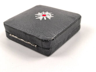 Kriegsverdienstkreuz 1. Klasse mit Schwertern, Buntmetall, guter Zustand. Die Nadel markiert "65" für Klein & Quenzer Obertstein. Im zugehörigen Etui.