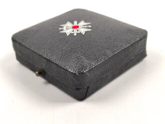 Kriegsverdienstkreuz 1. Klasse mit Schwertern, Buntmetall, guter Zustand. Die Nadel markiert "65" für Klein & Quenzer Obertstein. Im zugehörigen Etui.