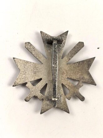 Kriegsverdienstkreuz 1. Klasse mit Schwertern, Buntmetall, guter Zustand. Die Nadel markiert "65" für Klein & Quenzer Obertstein. Im zugehörigen Etui.