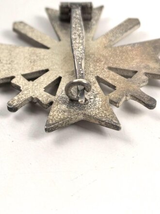 Kriegsverdienstkreuz 1. Klasse mit Schwertern, Buntmetall, guter Zustand. Die Nadel markiert "65" für Klein & Quenzer Obertstein. Im zugehörigen Etui.
