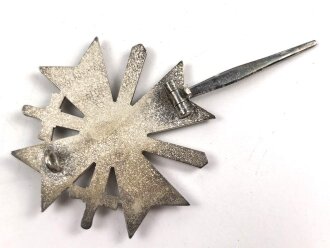 Kriegsverdienstkreuz 1. Klasse mit Schwertern, Buntmetall, guter Zustand. Die Nadel markiert "65" für Klein & Quenzer Obertstein. Im zugehörigen Etui.