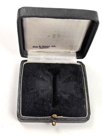 Kriegsverdienstkreuz 1. Klasse mit Schwertern, Buntmetall, guter Zustand. Die Nadel markiert "65" für Klein & Quenzer Obertstein. Im zugehörigen Etui.