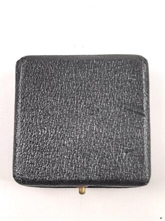 Kriegsverdienstkreuz 1. Klasse mit Schwertern, Buntmetall, guter Zustand. Die Nadel markiert "65" für Klein & Quenzer Obertstein. Im zugehörigen Etui.