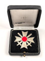 Kriegsverdienstkreuz 1. Klasse mit Schwertern, Buntmetall, guter Zustand. Die Nadel markiert "65" für Klein & Quenzer Obertstein. Im zugehörigen Etui.