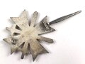 Kriegsverdienstkreuz 1. Klasse mit Schwertern, Buntmetall, guter Zustand. Die Nadel markiert "65" für Klein & Quenzer Obertstein. Im zugehörigen Etui.