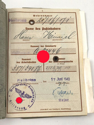 Zwei Wehrpässe von Gefallenen Brüdern einer Familie aus Heilbronn. Beides bei der Infanterie, einer in der Ukraine, einer in Rußland gefallen.