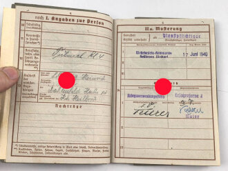 Zwei Wehrpässe von Gefallenen Brüdern einer Familie aus Heilbronn. Beides bei der Infanterie, einer in der Ukraine, einer in Rußland gefallen.