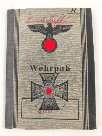 Zwei Wehrpässe von Gefallenen Brüdern einer Familie aus Heilbronn. Beides bei der Infanterie, einer in der Ukraine, einer in Rußland gefallen.