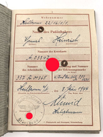 Zwei Wehrpässe von Gefallenen Brüdern einer Familie aus Heilbronn. Beides bei der Infanterie, einer in der Ukraine, einer in Rußland gefallen.