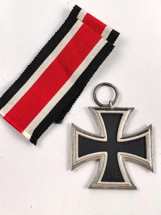 Eisernes Kreuz 2. Klasse 1939. Ungetragenes Stück mit Hersteller "65"  im Bandring für Klein & Quenzer Oberstein. Band beiliegend