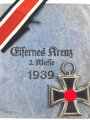 Eisernes Kreuz 2. Klasse 1939. Ungetragenes Stück ohne Herstellerbezeichnung im Bandring, in wohl zugehöriger Tüte von Franz Reischauer Oberstein
