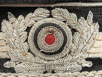 Luftwaffe, Schirmmütze für einen Offizier. Etwas aus der Form geraten, der Mützenadler höchstwahrscheinlich neuzeitlich vernäht. Kopfgrösse gemessen 57