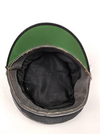 Luftwaffe, Schirmmütze für einen Offizier. Etwas aus der Form geraten, der Mützenadler höchstwahrscheinlich neuzeitlich vernäht. Kopfgrösse gemessen 57