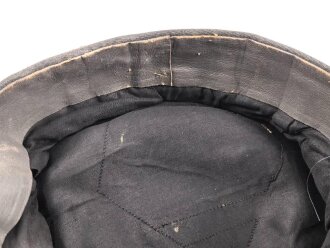 Luftwaffe, Schirmmütze für einen Offizier. Etwas aus der Form geraten, der Mützenadler höchstwahrscheinlich neuzeitlich vernäht. Kopfgrösse gemessen 57
